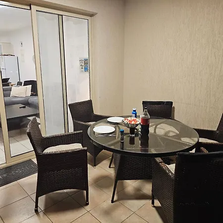 Front Pool Garden Apartmán Paphos