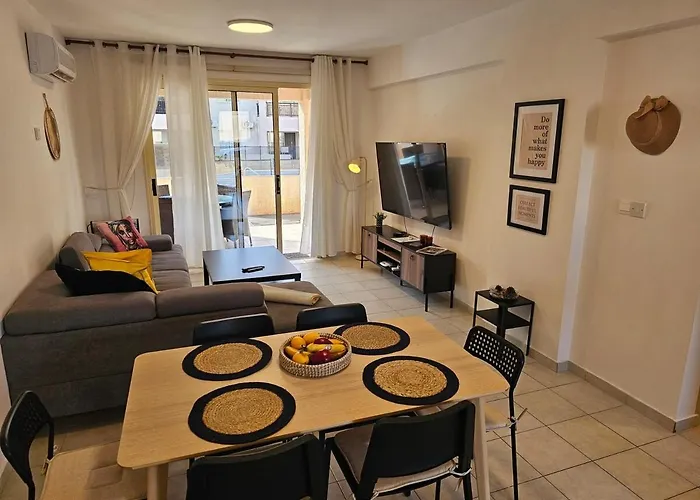 Front Pool Garden Apartmán Paphos