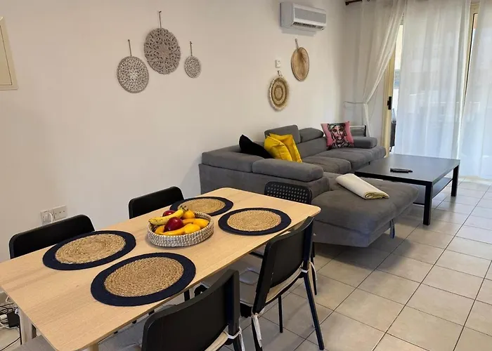 Front Pool Garden Apartmán Paphos