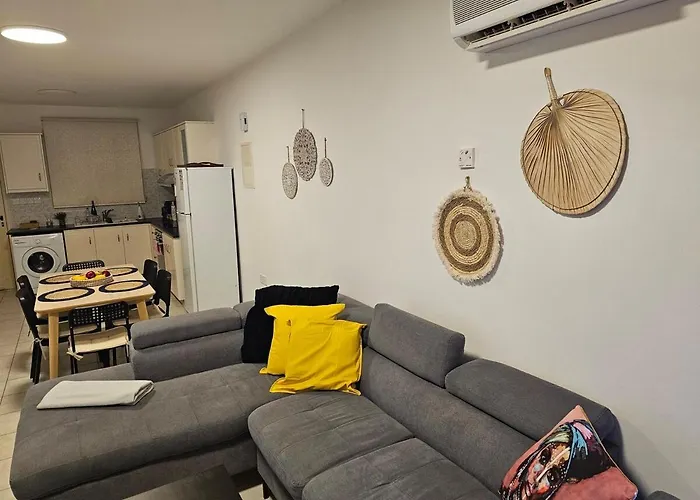 Front Pool Garden Apartmán Paphos