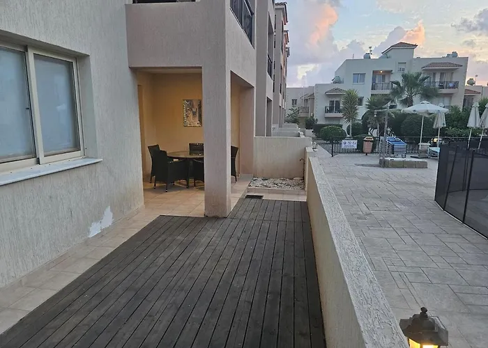 Front Pool Garden Apartmán Paphos