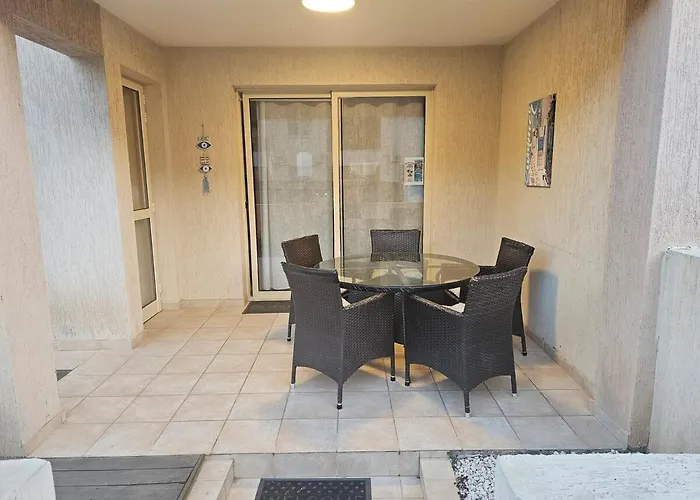 Front Pool Garden Apartmán