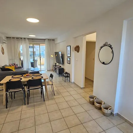 アパート Front Pool Garden