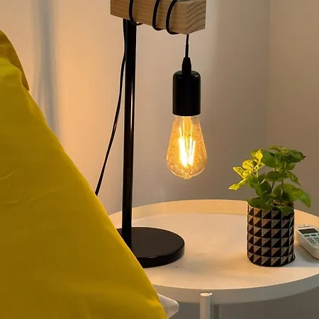 Front Pool Garden アパート *