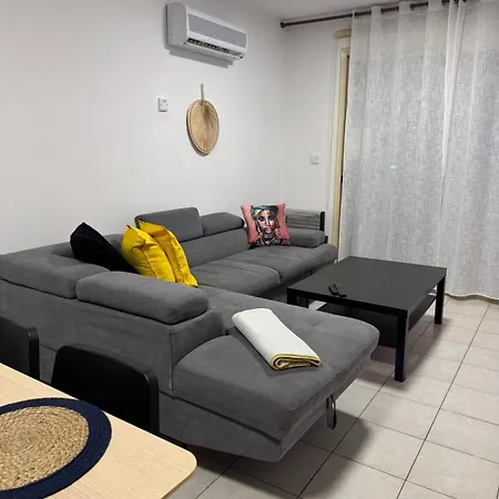 Front Pool Garden * פאפוס