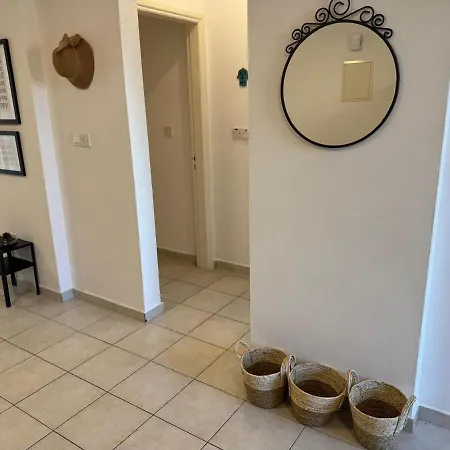 Front Pool Garden Daire