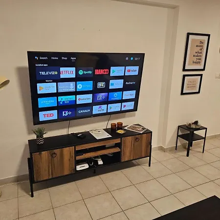 Front Pool Garden Daire *