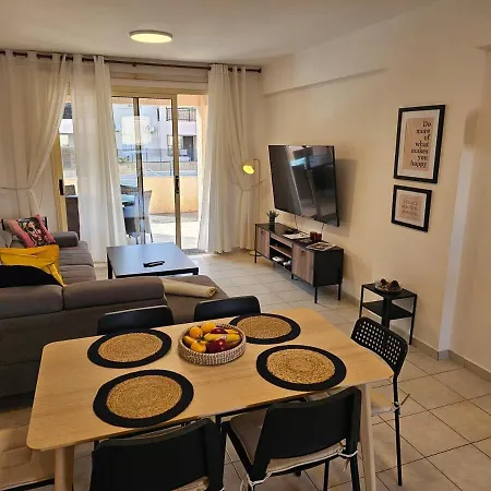 Front Pool Garden דירה פאפוס