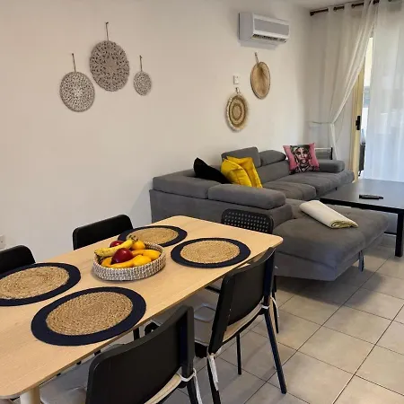 Front Pool Garden דירה פאפוס