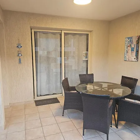 דירה Front Pool Garden