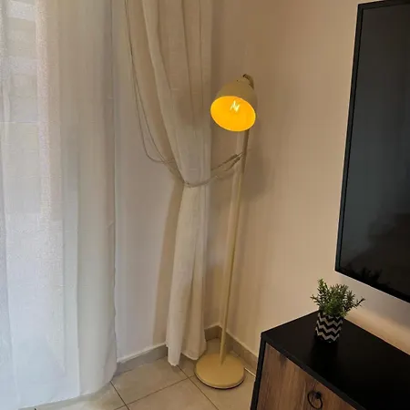 Front Pool Garden דירה