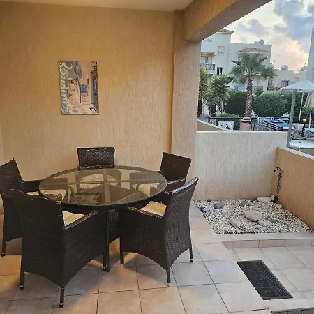 Front Pool Garden פאפוס