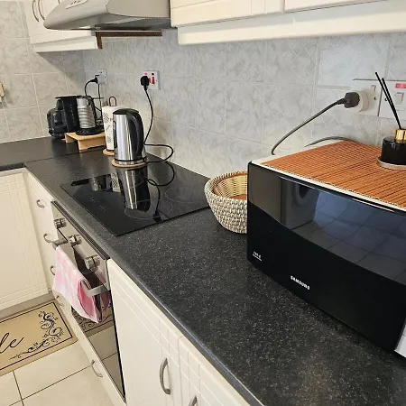 Front Pool Garden דירה