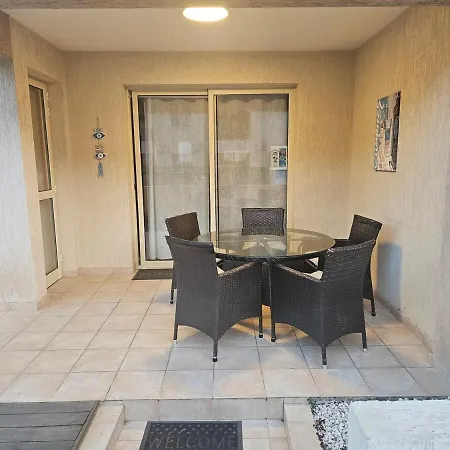 Front Pool Garden דירה